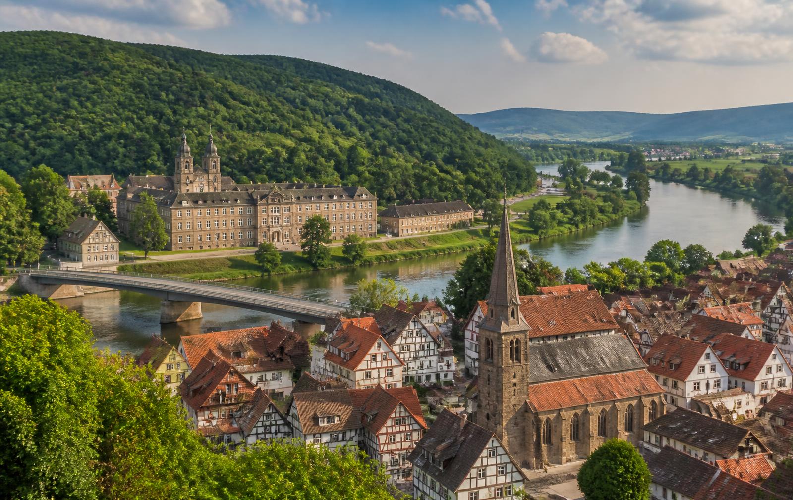 Blick über die Weser auf die Altstadt von Höxter und Schloss Corvey