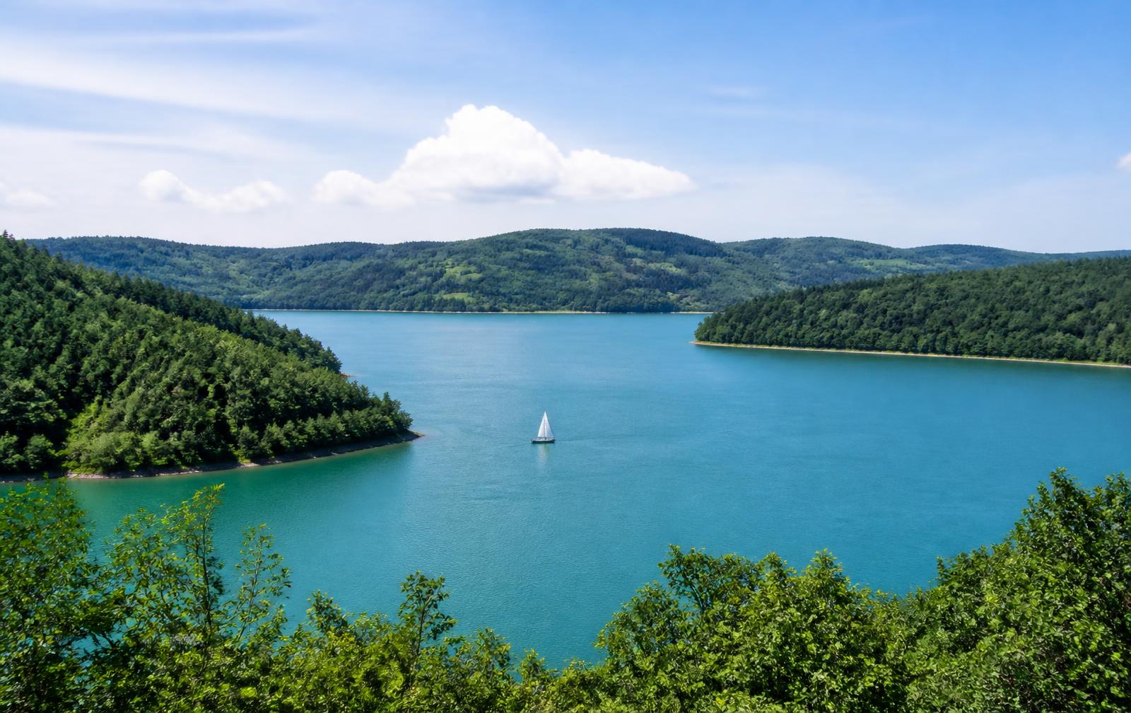 Der Hennesee bei Meschede, umgeben von bewaldeten Hügeln